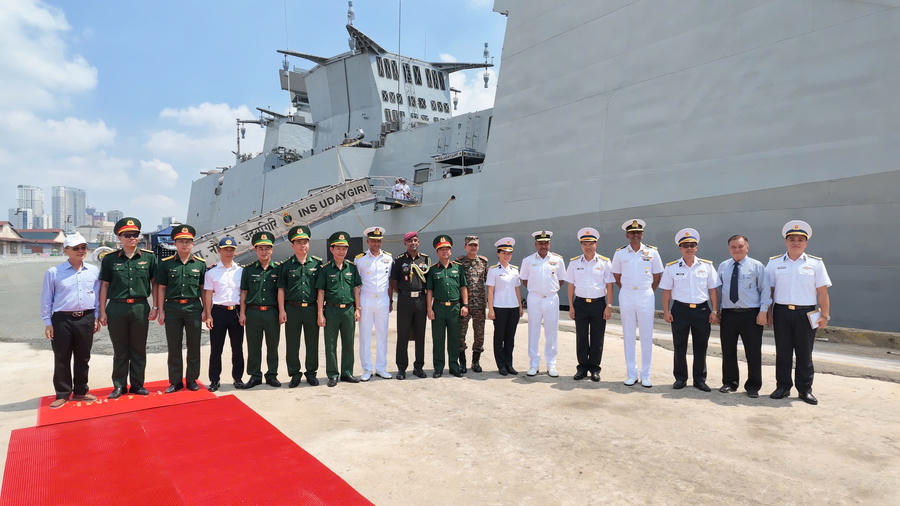 Chụp ảnh lưu niệm tại lễ đón Biên đội tàu INS UDAYGIRI và INS KAVARATTI thăm Thành phố Hồ Chí Minh.