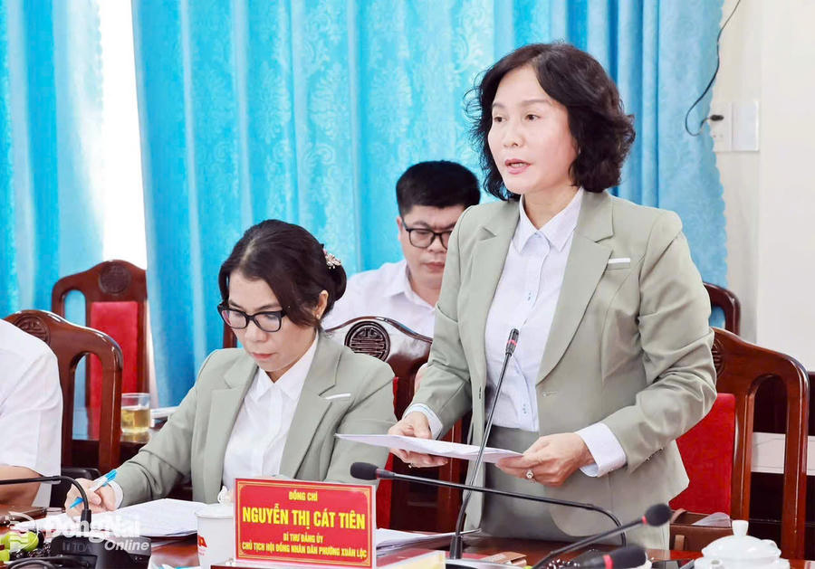 Đại biểu các xã, phường trình bày ý kiến