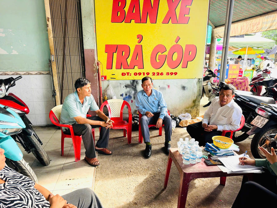 Cơ quan chức năng tuyên truyền, vận động người dân bàn giao mặt bằng.