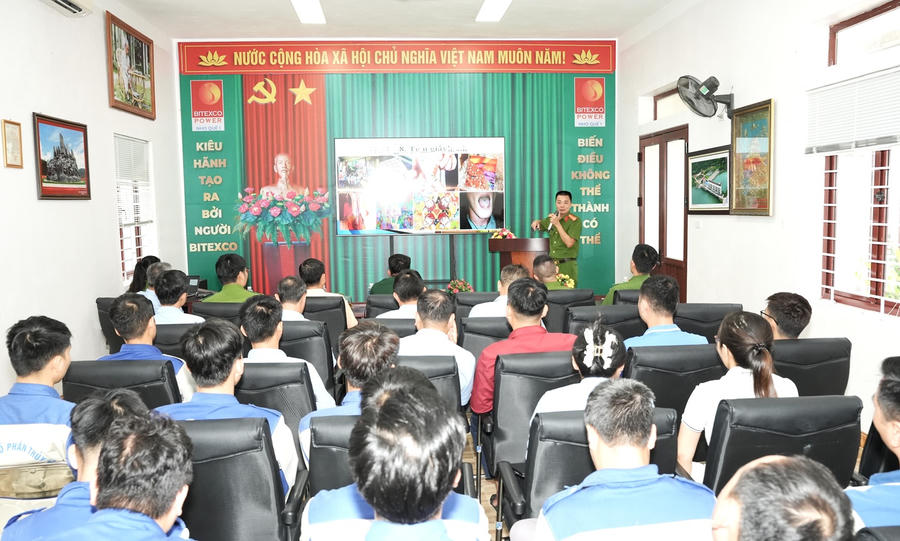 Cán bộ Phòng Cảnh sát điều tra tội phạm về ma túy Công an tỉnh Tuyên Quang phổ biến những nội dung cơ bản của Luật Phòng, chống ma túy đến người lao động.