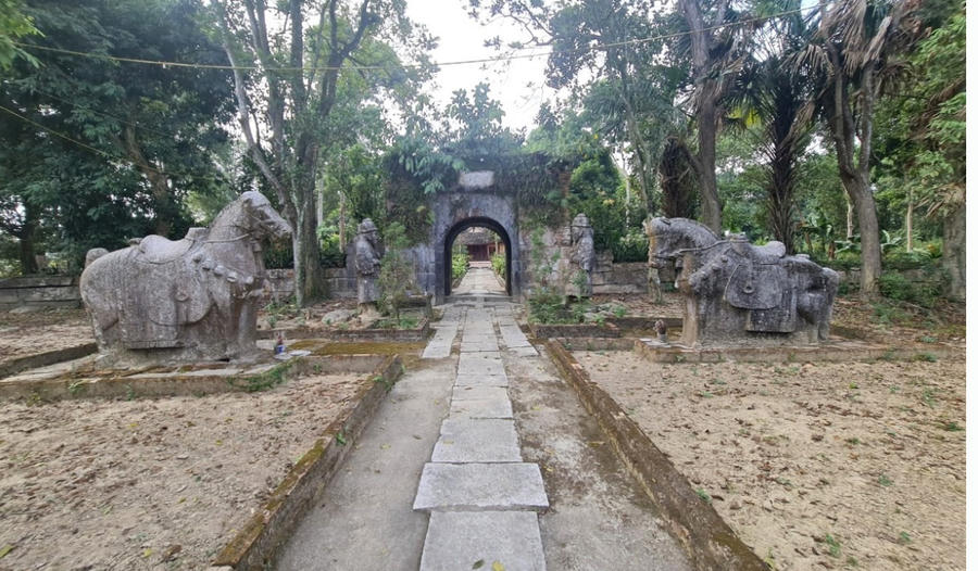 Đền thờ Nguyễn Văn Nghi được xây dựng từ năm 1617 (thời vua Lê Kính Tông). Đến năm 1628, con trai thứ hai của ông là Binh bộ thượng thư Đăng quận công Nguyễn Khải đã mở rộng thêm quy mô kiến trúc. Ảnh: Quách Du/Báo Lao Động