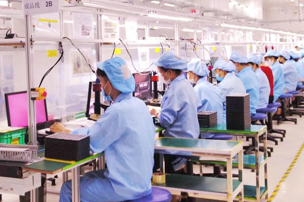 Công nhân công ty trách nhiệm hữu hạn AAC Technologies Việt Nam (Khu công nghiệp Quế Võ) chuyên sản xuất linh kiện điện tử. Công nhân công ty trách nhiệm hữu hạn AAC Technologies Việt Nam (Khu công nghiệp Quế Võ) chuyên sản xuất linh kiện điện tử.
