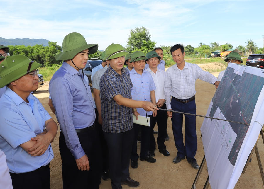 Ông Nguyễn Hoài Anh -&nbsp;Chủ tịch UBND tỉnh Thanh Hóa chỉ đạo trực tiếp tại hiện trường dự án đường nối cao tốc Bắc - Nam, Quốc lộ 1A đi cảng Nghi Sơn. (Ảnh: thanhhoa.gov.vn)
