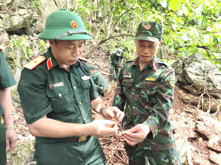 Các lực lượng phát hiện nhiều di vật và mảnh xương tại điểm cao 400 đá, thôn Giang Nam, xã Thanh Thủy, tỉnh Tuyên Quang.
