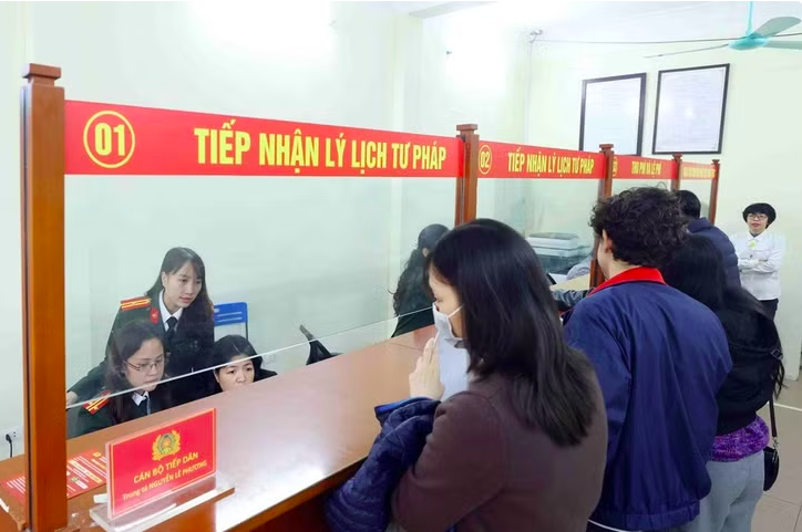 Người dân đến làm thủ tục cấp Phiếu lý lịch tư pháp tại địa điểm cấp lý lịch tư pháp ở Hà Nội. Người dân đến làm thủ tục cấp Phiếu lý lịch tư pháp tại địa điểm cấp lý lịch tư pháp ở Hà Nội.