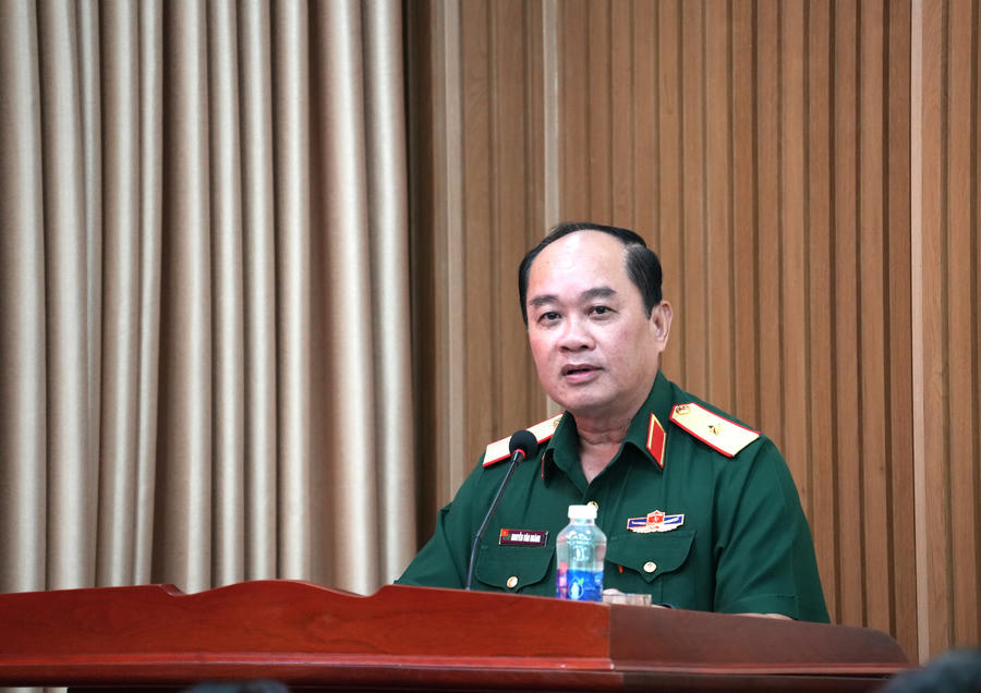 Thiếu tướng Nguyễn Văn Ngành - Ủy viên Ban Thường vụ Tỉnh ủy, Chỉ huy trưởng Bộ Chỉ huy Quân sự tỉnh Cà Mau phát biểu chỉ đạo tại Hội nghị.