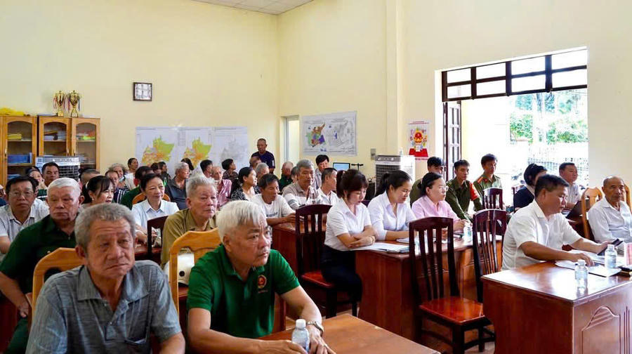 Quang cảnh buổi tiếp xúc cử tri. Quang cảnh buổi tiếp xúc cử tri.
