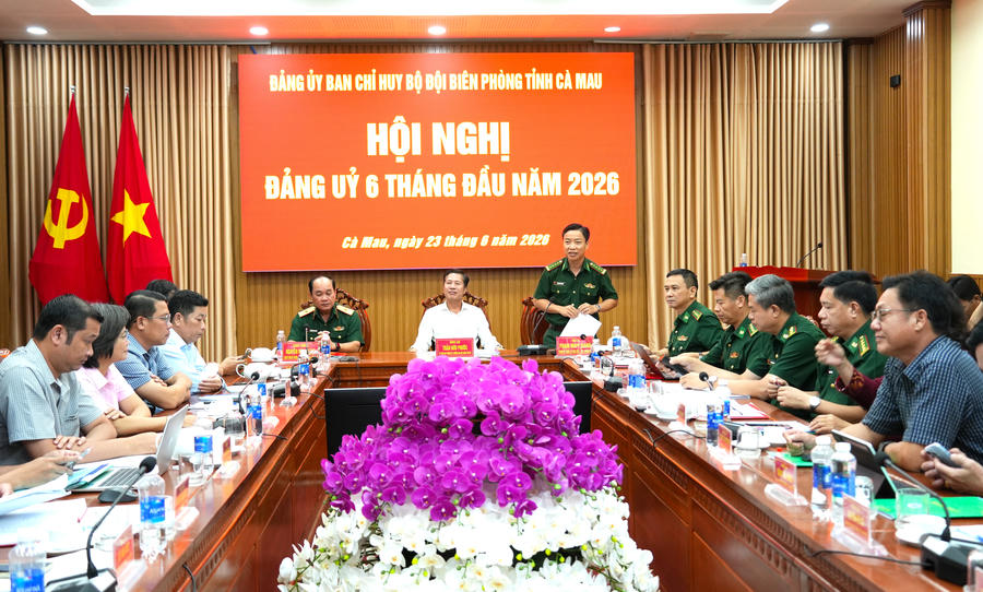 Đại tá Phạm Minh Giang - Tỉnh ủy viên, Bí thư Đảng ủy, Chính ủy Ban Chỉ huy BĐBP tỉnh Cà Mau chủ trì Hội nghị.