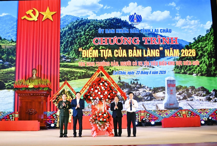 Đồng chí Nguyễn Tuấn Anh - Ủy viên dự khuyết Ban Chấp hành Trung ương Đảng, Phó Bí thư Thường trực Tỉnh ủy tặng lẵng hoa chúc mừng chương trình.