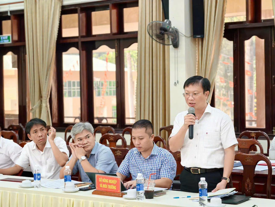 Các đại biểu trình bày ý kiến tại cuộc họp.
