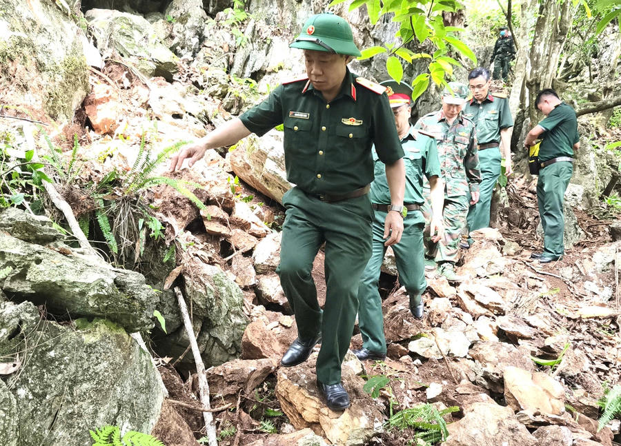 Thiếu tướng Nguyễn Ngọc Ngân, Phó Chủ nhiệm Chính trị Quân khu 2, cùng đoàn công tác hành quân đến khu vực tìm kiếm, quy tập hài cốt liệt sĩ tại điểm cao 400 đá, thôn Giang Nam, xã Thanh Thủy, tỉnh Tuyên Quang.