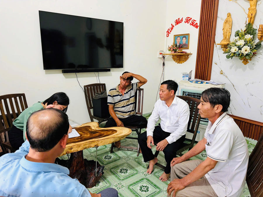 Cơ quan chức năng tuyên truyền, vận động người dân bàn giao mặt bằng.