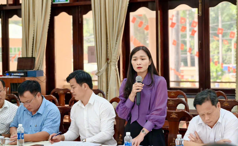 Các đại biểu trình bày ý kiến tại cuộc họp.