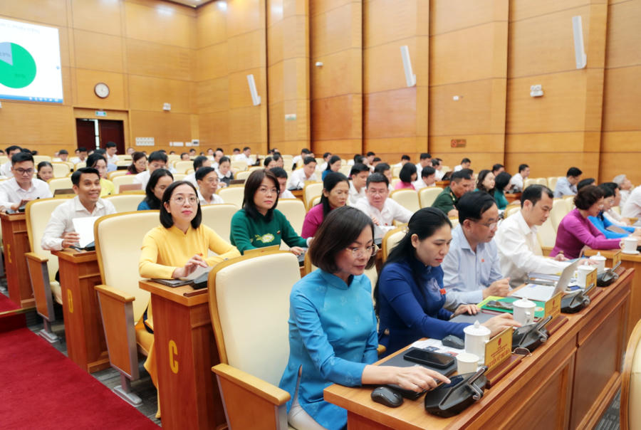 Các đại biểu ấn nút biểu quyết thông qua Đề án công nhận tỉnh Quảng Ninh đạt tiêu chí đô thị loại I.