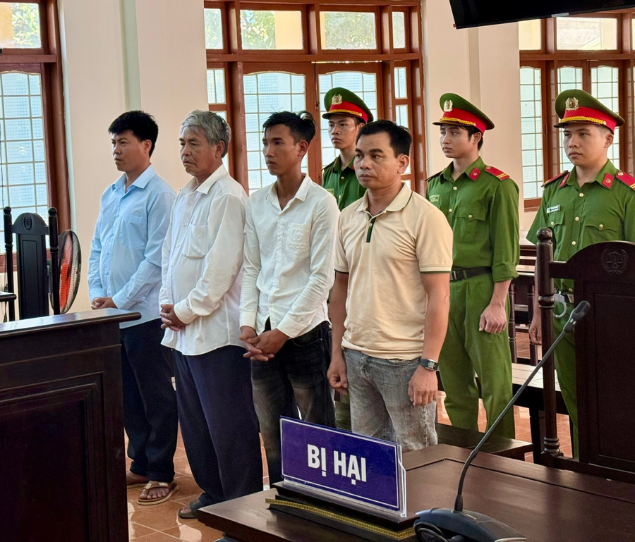 Nhóm bị cáo tại phiên tòa - Ảnh Công an Quảng Ngãi.