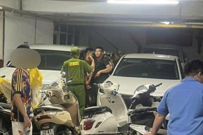 Đối tượng bị khống chế trên phố Tân Mai.