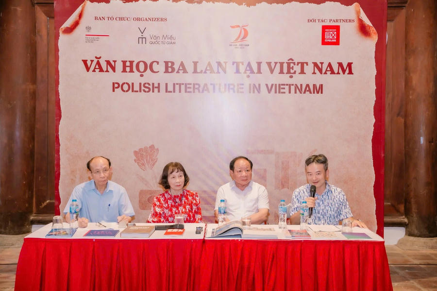 Dịch giả Lê Bá Thự (bìa trái) tại buổi toạ đàm Văn học Ba Lan tại Việt Nam, tháng 5/2025. (Ảnh: Đại sứ quán Ba Lan tại Việt Nam) Dịch giả Lê Bá Thự (bìa trái) tại buổi toạ đàm Văn học Ba Lan tại Việt Nam, tháng 5/2025. (Ảnh: Đại sứ quán Ba Lan tại Việt Nam)