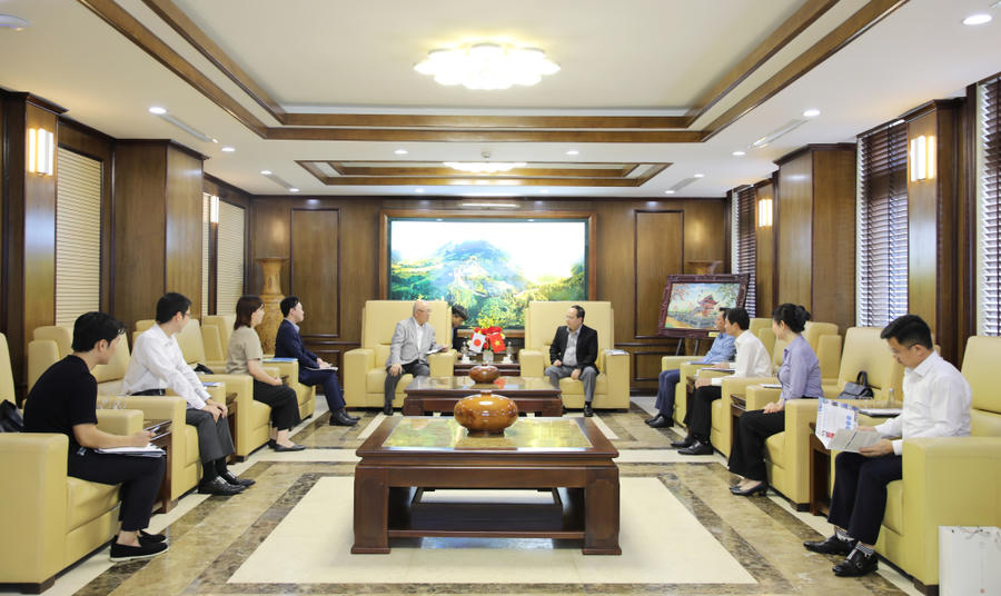 Ông Quản Minh Cường, Ủy viên Trung ương Đảng, Bí thư Tỉnh ủy tiếp xã giao Cố vấn đặc biệt Liên minh Nghị sĩ hữu nghị Nhật - Việt.