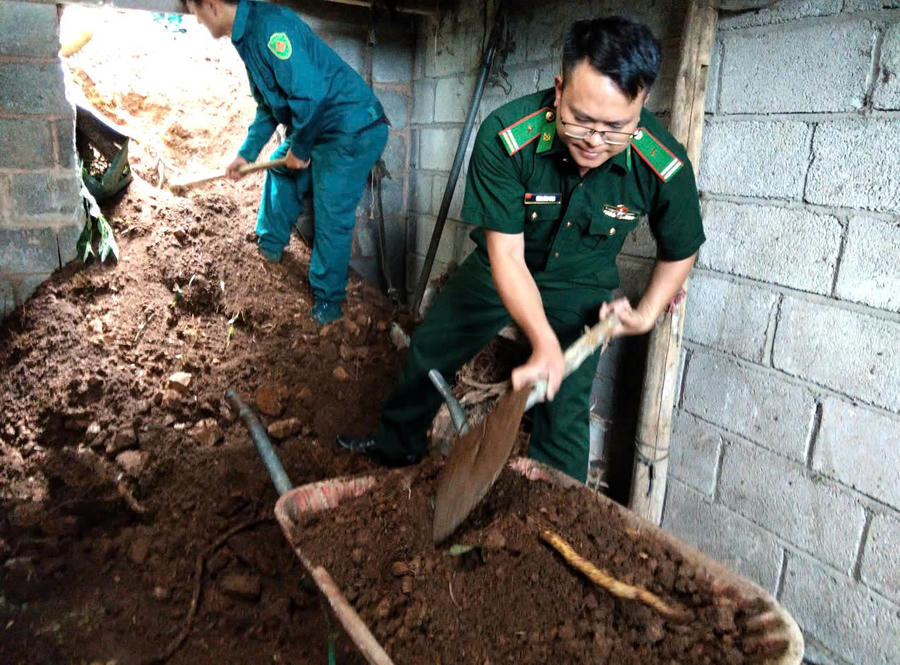 Lãnh đạo Đồn Biên phòng Cửa khẩu Săm Pun trực tiếp xuống địa bàn hỗ trợ người dân. (Ảnh: Hà Linh)