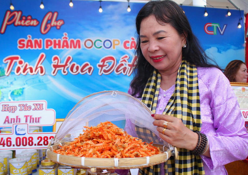 Sản phẩm tôm khô Cà Mau đã có mặt trong phiên chợ sản phẩm OCOP của tỉnh Cà Mau, được thực khách gần xa tin dùng. Sản phẩm tôm khô Cà Mau đã có mặt trong phiên chợ sản phẩm OCOP của tỉnh Cà Mau, được thực khách gần xa tin dùng.