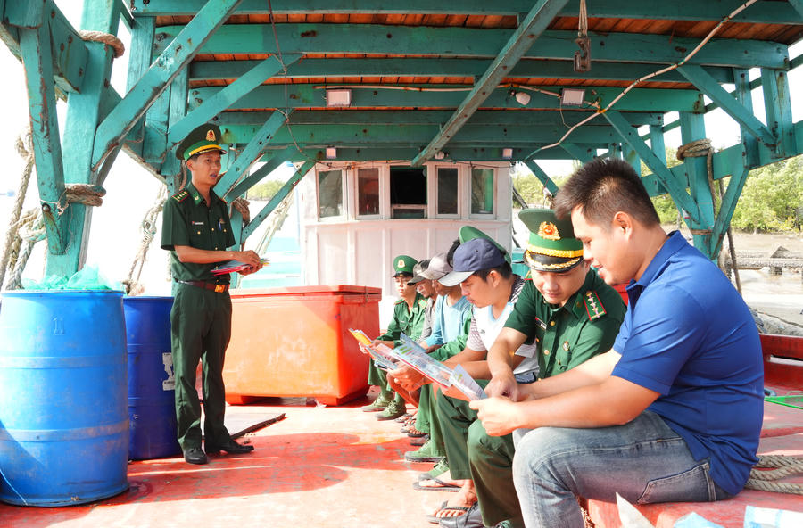 Cán bộ, chiến sĩ Đồn Biên phòng Rạch Gốc tuyên truyền, vận động ngư dân tích cực tham gia Phong trào toàn dân bảo vệ chủ quyền lãnh thổ, an ninh biên giới biển.