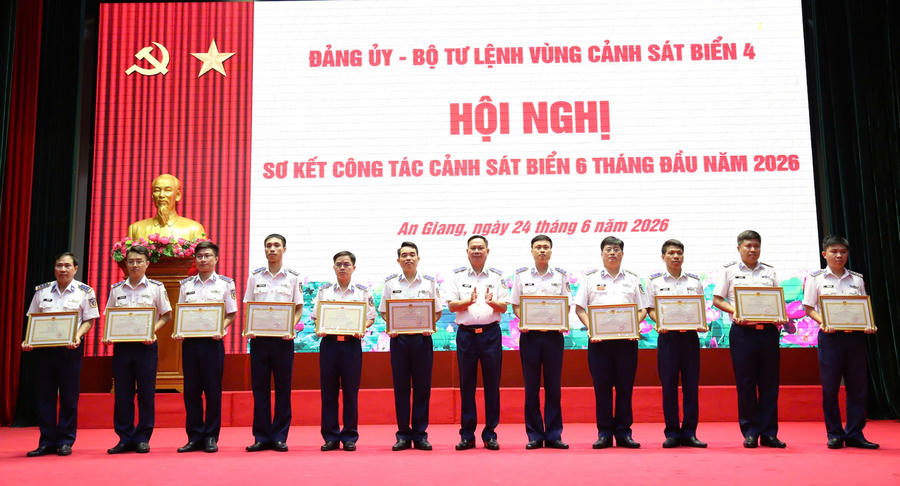 Thiếu tướng Nguyễn Văn Dũng, Bí thư Đảng ủy, Chính ủy Vùng trao thưởng cho các tập thể, cá nhân được Cảnh sát biển Việt Nam tặng Bằng khen và BTL Vùng khen thưởng đột xuất trong thực hiện nhiệm vụ. (Ảnh: Quang Vinh)