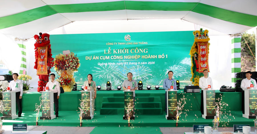 Các đại biểu bấm nút khởi công Dự án Cụm công nghiệp Hoành Bồ 1.