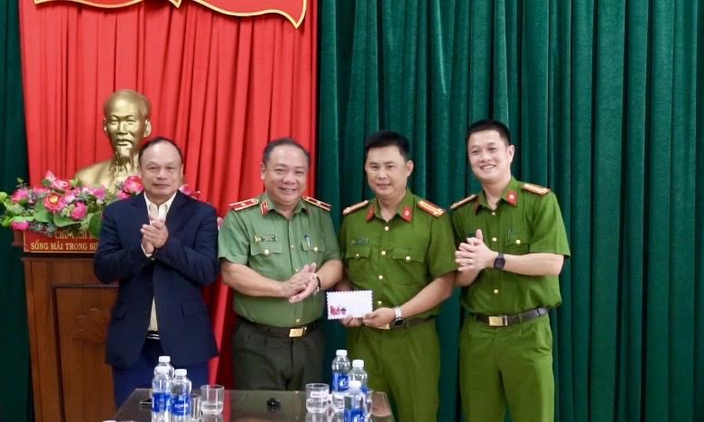 UBND tỉnh Gia Lai và Công an tỉnh Gia Lai trao khen cho tập thể Phòng Cảnh sát điều tra tội phạm về ma túy. (Ảnh: Công an tỉnh Gia Lai)