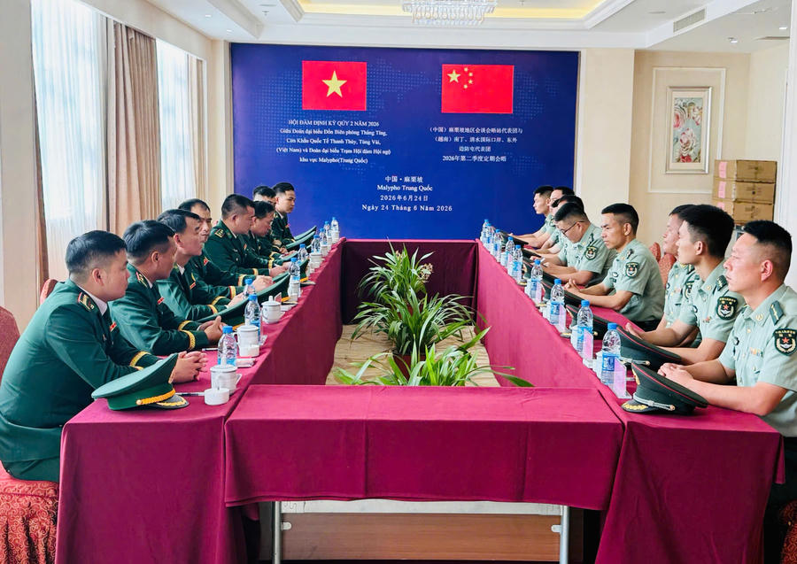 Quang cảnh buổi Hội đàm giữa Bộ đội Biên phòng tỉnh Tuyên Quang ( Việt Nam) với Trạm Hội ngộ hội đàm Biên phòng khu vực Ma Ly Pho, Quân Giải phóng Nhân dân Trung Quốc. (Ảnh: Hoàng Chính).