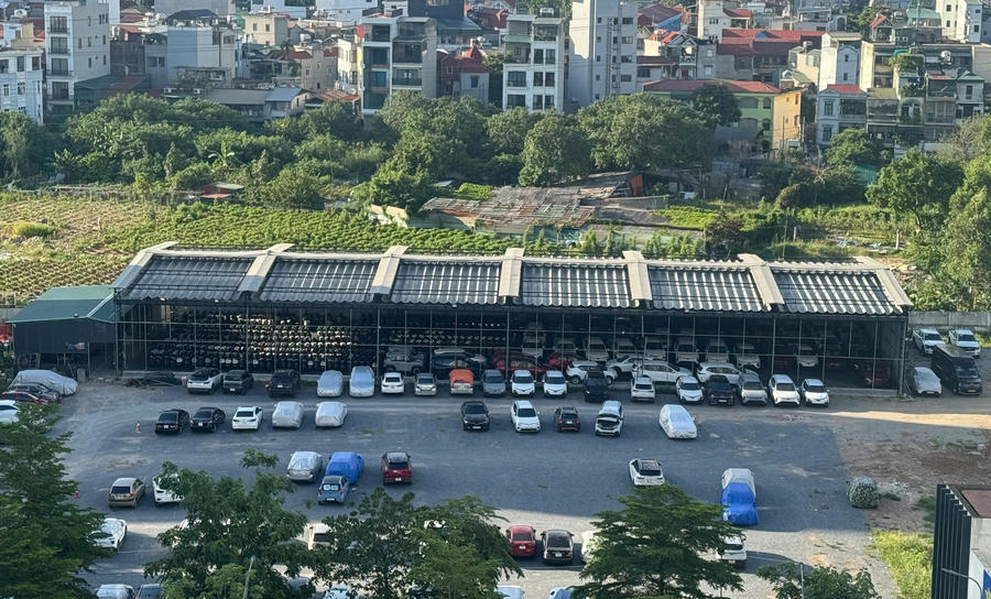 Ghi nhận ngày 23/6/2026, cụm công trình xây dựng có dấu hiệu trái phép vẫn tồn tại và trở thành nơi tập kết xe điện quy mô lớn, mặc dù trước đó, cán bộ phường Đông Ngạc từng thông tin sẽ xử lý cụm công trình này trong tháng 4/2026.