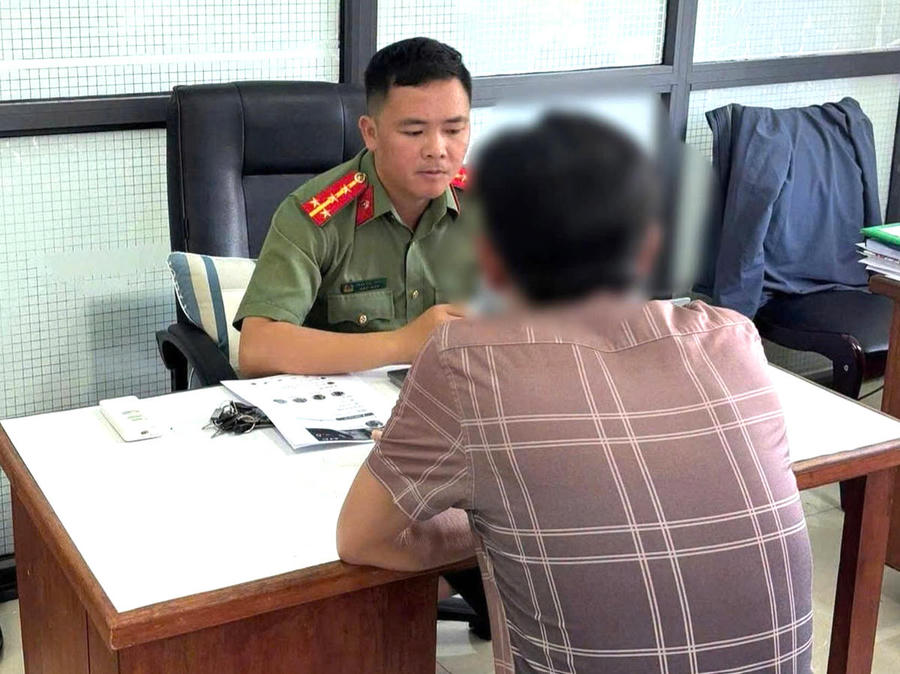 Lực lượng chức năng làm việc với các trường hợp vi phạm. Ảnh C.A