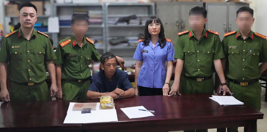 Hoàng Văn Khánh cùng tang vật - Ảnh Công an Nghệ An.