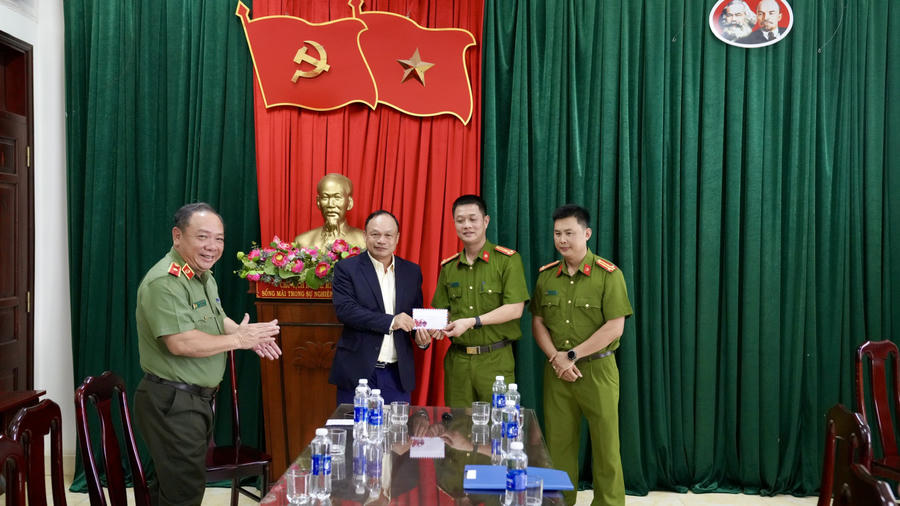 UBND tỉnh Gia Lai và Công an tỉnh Gia Lai trao khen cho tập thể Phòng Cảnh sát điều tra tội phạm về ma túy. (Ảnh: Công an tỉnh Gia Lai)