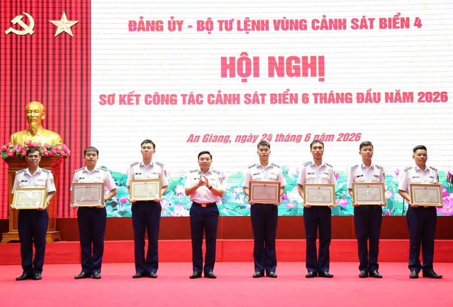 Thiếu tướng Đào Bá Việt, Tư lệnh Vùng trao thưởng cho các tập thể, cá nhân được tặng danh hiệu Chiến sĩ Thi đua toàn quân và Bằng khen của Bộ trưởng Bộ Quốc phòng. (Ảnh: Quang Vinh)