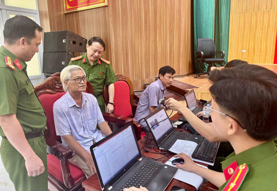 Lãnh đạo Công an tỉnh Thanh Hóa trực tiếp có mặt tại các điểm thu nhận động viên, đôn đốc cán bộ, chiến sĩ thực hiện nhiệm vụ thu nhận mẫu ADN thân nhân liệt sĩ. (Ảnh: Công an tỉnh Thanh Hóa)