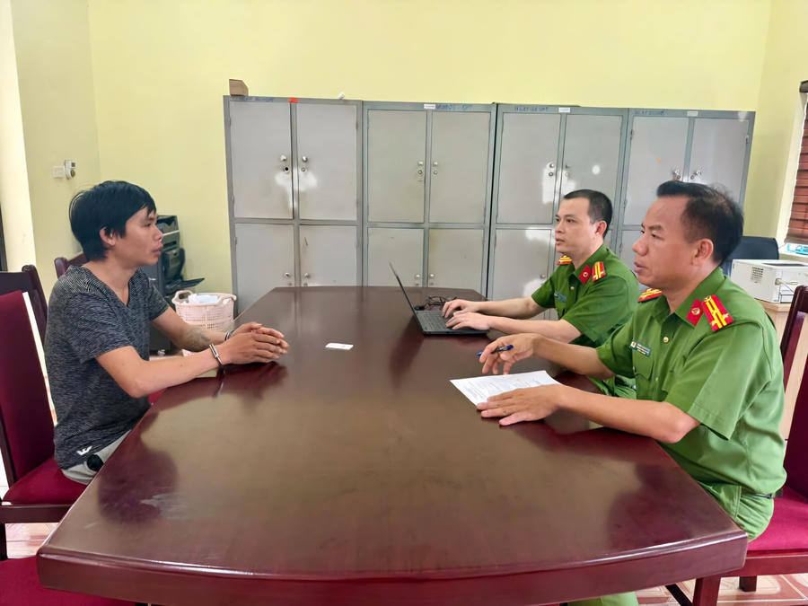 Đối tượng Vi Văn Hùng tại cơ quan công an. (Ảnh: Công an Lào Cai)