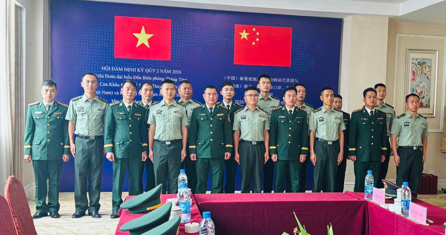 Hai bên chụp ảnh lưu niệm thể hiện tinh thần hữu nghị, hợp tác cùng phát triển. (Ảnh: Hoàng Chính).