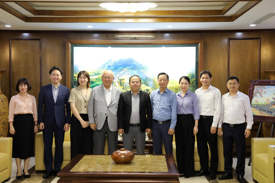 Ông Quản Minh Cường, Ủy viên Trung ương Đảng, Bí thư Tỉnh ủy cùng các đại biểu chụp ảnh lưu niệm.