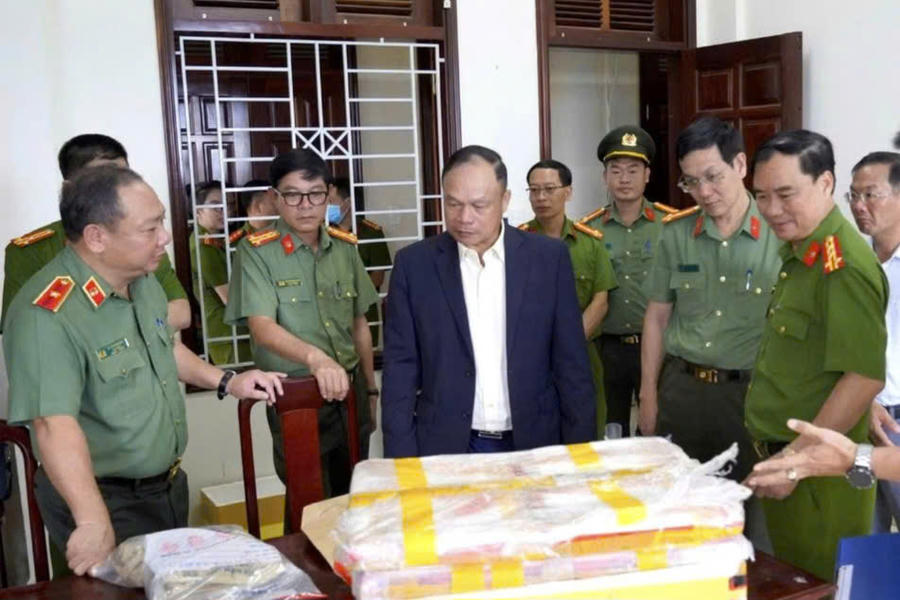 Thiếu tướng Lê Quang Nhân - Giám đốc Công an tỉnh Gia Lai (ngoài cùng bên trái) cùng lãnh đạo Công an tỉnh, UBND tỉnh đến Phòng Cảnh sát điều tra tội phạm về ma túy thưởng nóng cho tập thể đơn vị. Ảnh: Công an tỉnh Gia Lai