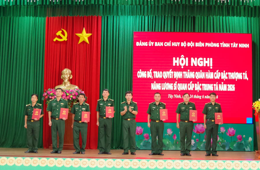 Đại tá Cao Xuân An, Phó Chỉ huy trưởng Nghiệp vụ Ban Chỉ huy BĐBP tỉnh Tây Ninh trao quyết định nâng lương cho các sĩ quan cấp Trung tá