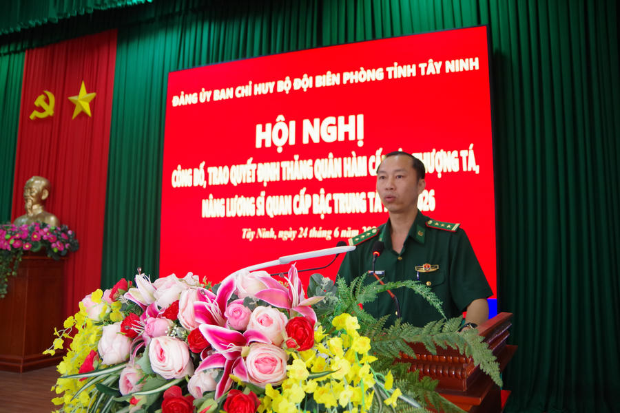 Thượng tá Phạm Văn Toàn đại diện các sĩ quan phát biểu cảm tưởng và bày tỏ quyết tâm hoàn thành tốt nhiệm vụ được giao.