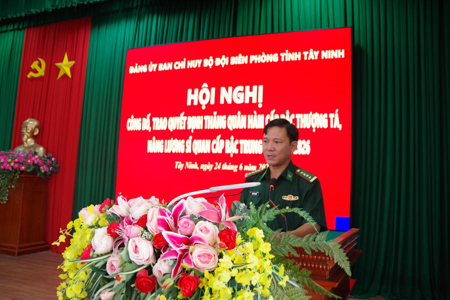 Đại tá Dương Văn Dược phát biểu chúc mừng và giao nhiệm vụ cho các sĩ quan được thăng quân hàm, nâng lương