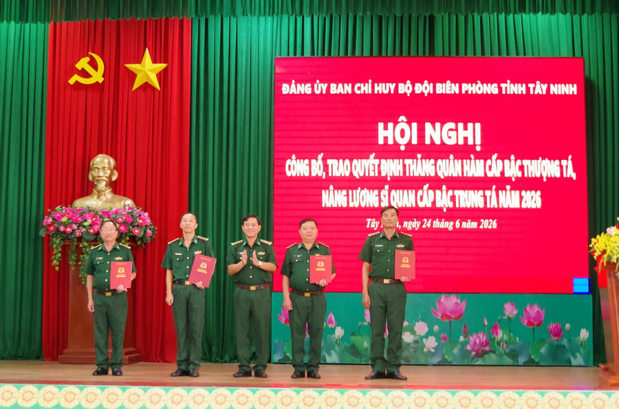 Đại tá Dương Văn Dược, Chính ủy Ban Chỉ huy BĐBP tỉnh Tây Ninh trao quyết định thăng quân hàm cấp Thượng tá cho các sĩ quan.