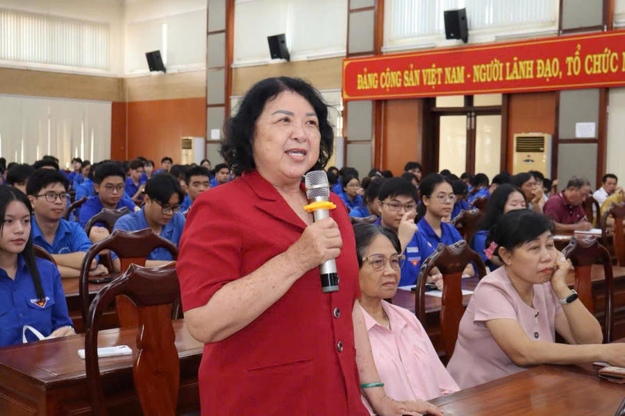 Người dân trình bày ý kiến.