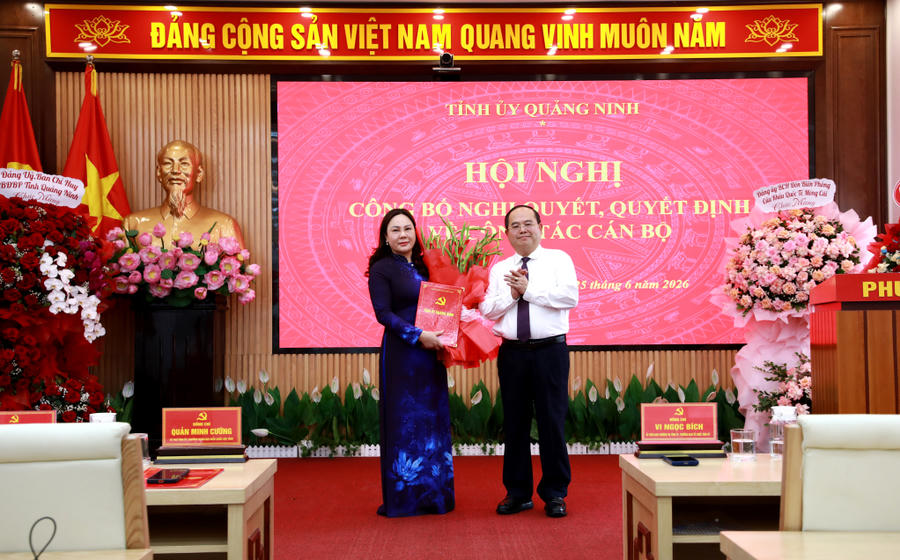 Ông Quản Minh Cường, Ủy viên Ban Chấp hành Trung ương Đảng, Bí thư Tỉnh ủy, Trưởng Đoàn ĐBQH tỉnh, trao quyết định, tặng hoa chúc mừng bà Nguyễn Thị Hiền, Bí thư Đảng ủy phường Móng Cái 1. Ông Quản Minh Cường, Ủy viên Ban Chấp hành Trung ương Đảng, Bí thư Tỉnh ủy, Trưởng Đoàn ĐBQH tỉnh, trao quyết định, tặng hoa chúc mừng bà Nguyễn Thị Hiền, Bí thư Đảng ủy phường Móng Cái 1.