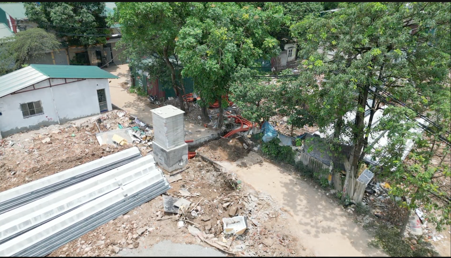 Khu vực quanh dự án đang thi công với nhiều ống cáp đi ngầm.