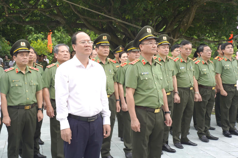 Các đại biểu thành kính dâng hoa tại Tượng đài Bảo vệ an ninh Tổ quốc trong Khu di tích lịch sử quốc gia Hòn Đá Bạc, thể hiện lòng tri ân sâu sắc đối với các thế hệ cán bộ, chiến sĩ đã hy sinh vì sự nghiệp bảo vệ an ninh Tổ quốc.