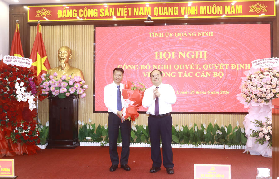Bí thư Tỉnh ủy Quảng Ninh Quản Minh Cường tặng hoa chúc mừng ông Hồ Quang Huy.