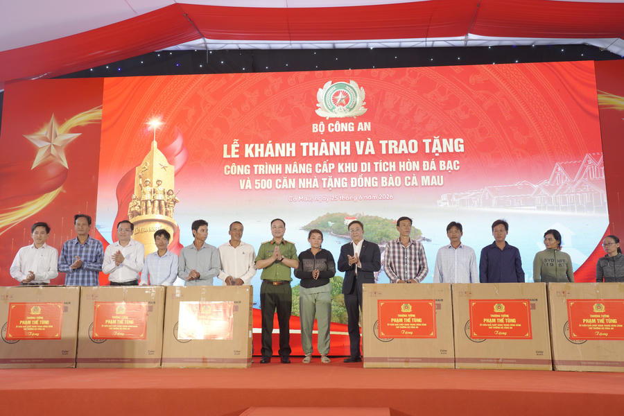 Thượng tướng Phạm Thế Tùng trao xe lăn cho người khuyết tật, thể hiện sự quan tâm, chăm lo đời sống, hỗ trợ hòa nhập cộng đồng đối với các đối tượng yếu thế.