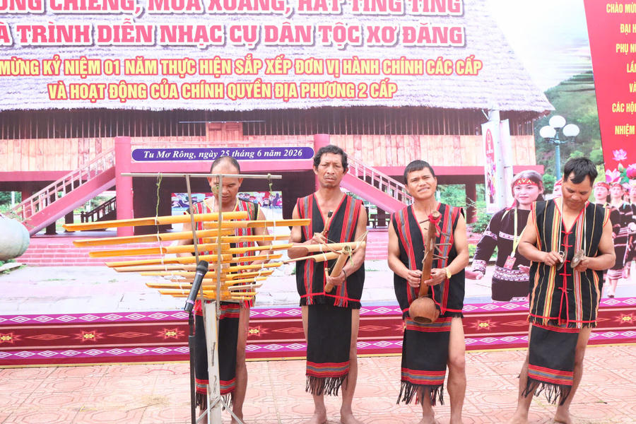 Các nghệ nhân người Xơ Đăng trình diễn cồng chiêng và nhạc cụ truyền thống. Ảnh: UBND xã Tu Mơ Rông